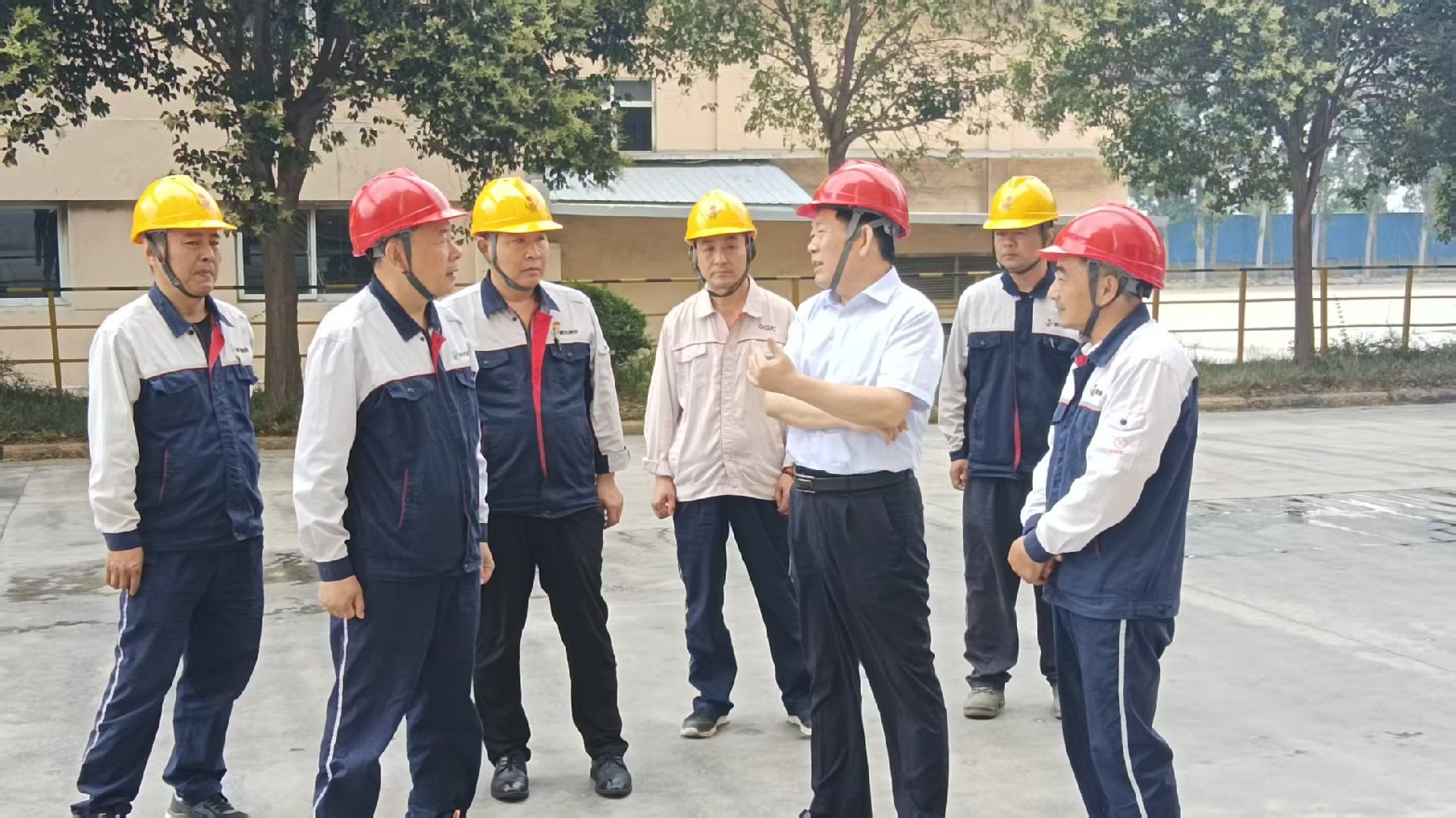 李守廣到沃豐水泥公司檢查指導工作